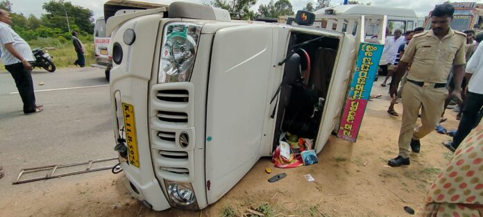 nudikarnataka.com Bulloro vehicle overturned